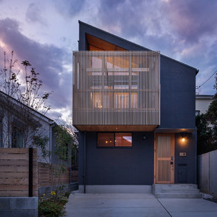 横浜のコンテンポラリースタイルのおしゃれな家の外観 (グレーの外壁、片流れ屋根、戸建) の写真