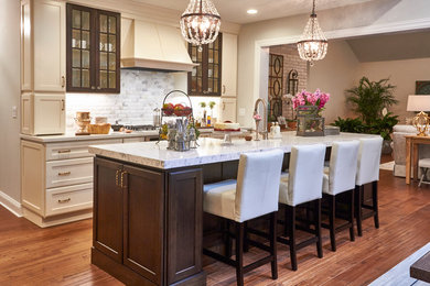 Kitchen - cottage kitchen idea in New York