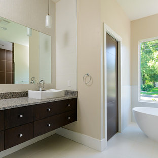 Immagine di una stanza da bagno padronale minimalista con ante lisce, ante in legno bruno, vasca freestanding, piastrelle bianche, piastrelle in ceramica, pavimento con piastrelle in ceramica, lavabo a bacinella, top in granito, pavimento beige, pareti bianche e top multicolore