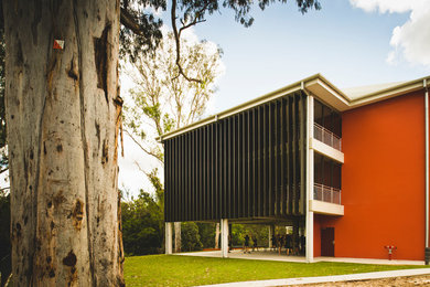 Inspiration for a large modern home design in Brisbane.