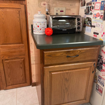Maple Stained Shaker Kitchen Cabinets with Peninsula Bar