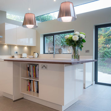 Modern Handless Kitchen in Magnolia White