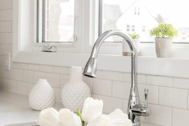 Inspiration for a contemporary home design remodel in Toronto