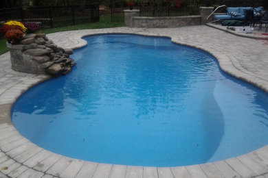 Outdoor freeform fiberglass pool in Kildeer, IL