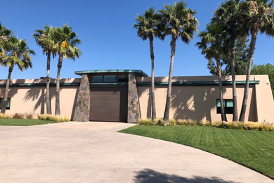 Large minimalist exterior home photo in Orange County
