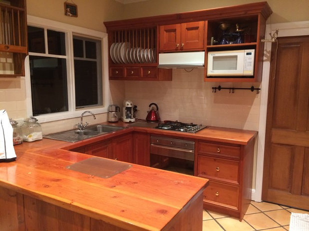 Stickybeak of the Week: Tired Kitchen Gets Breezy Hamptons-Style Update