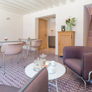 Ejemplo de salón para visitas mediterráneo con paredes blancas, suelo de baldosas de cerámica y suelo rojo