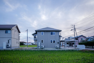 Diseño de fachada de casa gris y gris de dos plantas