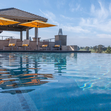 Contemporary Outdoor Entertaining / Pool House