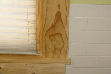 Example of a mid-sized arts and crafts master multicolored tile and glass sheet vinyl floor bathroom design in Columbus with flat-panel cabinets, light wood cabinets, a two-piece toilet, green walls and a pedestal sink