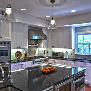 Küchen mit Küchenrückwand in Grün und Terrakottaboden ...