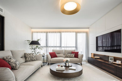 Diseño de salón tipo loft y blanco y madera actual de tamaño medio con paredes grises, suelo de madera en tonos medios, televisor colgado en la pared y cortinas