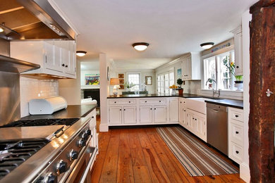 Kitchen - transitional kitchen idea in New York