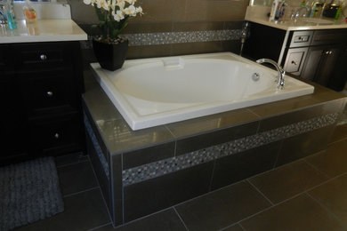 Example of a classic bathroom design in San Diego
