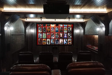 На фото: открытый домашний кинотеатр среднего размера в стиле неоклассика (современная классика) с коричневыми стенами, ковровым покрытием, проектором и черным полом с