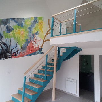 Escalier bleu et bois beige