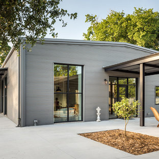 Großes, Einstöckiges, Graues Industrial Haus mit Metallfassade und Satteldach in Houston