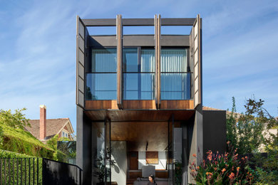 На фото: двухэтажный частный загородный дом в современном стиле с плоской крышей и металлической крышей с