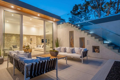 ロサンゼルスにある高級な広いトランジショナルスタイルのおしゃれな裏庭のテラス (アウトドアキッチン、タイル敷き、パーゴラ) の写真