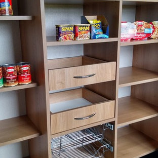 Idéer för stora funkis skafferier, med släta luckor, skåp i ljust trä och klinkergolv i keramik