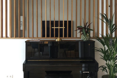 Offenes Modernes Wohnzimmer mit beiger Wandfarbe, Vinylboden und braunem Boden in Hannover
