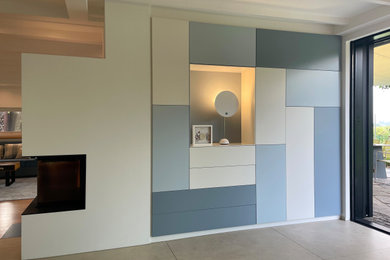 Mittelgroßes Modernes Esszimmer mit weißer Wandfarbe, Keramikboden, Eckkamin, beigem Boden und freigelegten Dachbalken in Bonn