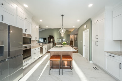 Kitchen - country kitchen idea in St Louis