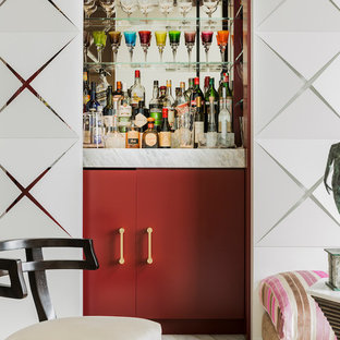 ボストンの小さいコンテンポラリースタイルのおしゃれなホームバー (フラットパネル扉のキャビネット、赤いキャビネット、ミラータイルのキッチンパネル) の写真