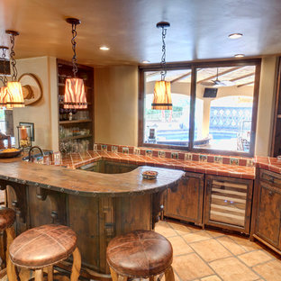 Diseño de bar en casa con barra de bar en U, mediterráneo, con puertas de armario de madera en tonos medios