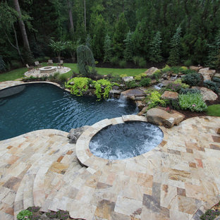 Großer Klassischer Pool hinter dem Haus in Nierenform mit Natursteinplatten in Tampa