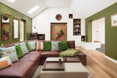 Immagine di un grande soggiorno contemporaneo aperto con libreria, stufa a legna e TV autoportante