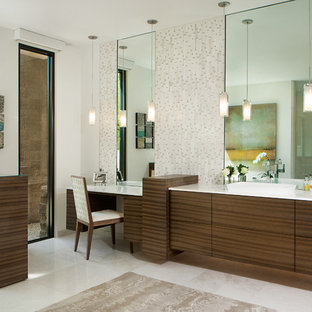 Aménagement d'une grande salle de bain principale contemporaine avec un placard à porte plane, des portes de placard en bois brun, un mur blanc, une vasque, un carrelage beige, des carreaux en allumettes, un plan de toilette en quartz modifié, une baignoire indépendante, une douche à l'italienne, un WC à poser, un sol en marbre, un sol blanc et aucune cabine.