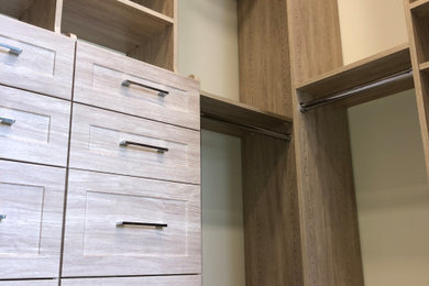 Foto de armario y vestidor tradicional de tamaño medio con a medida, armarios estilo shaker, puertas de armario de madera clara, moqueta, suelo beige y casetón