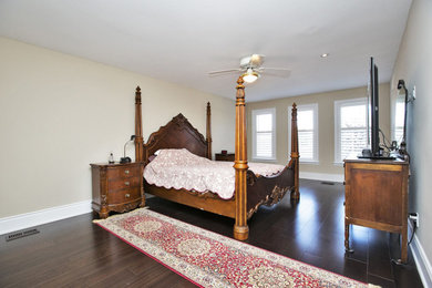 Example of a minimalist home design design in Toronto