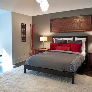 Esempio di una camera matrimoniale etnica di medie dimensioni con pareti grigie e parquet scuro