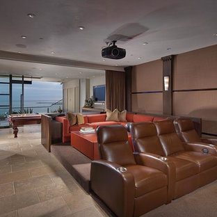 Idées déco pour une grande salle de cinéma contemporaine fermée avec un mur marron, un sol en calcaire et un téléviseur encastré.