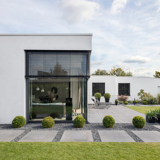 Einstöckiges, Weißes Modernes Haus mit Putzfassade und Flachdach in Köln