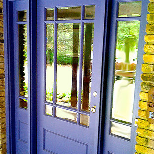 シカゴの中サイズの片開きドアトランジショナルスタイルのおしゃれな玄関ドア (紫のドア) の写真