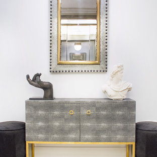 Inredning av en eklektisk stor ingång och ytterdörr, med vita väggar, en skjutdörr och en vit dörr