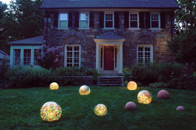 Design ideas for a traditional front yard landscaping in Philadelphia.