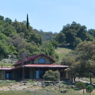 Ejemplo de fachada verde, de estilo de casa de campo, de tamaño medio, de dos plantas, con revestimiento de madera y tejado a dos aguas