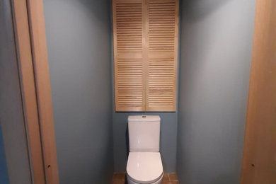 Пример оригинального дизайна: маленький туалет для на участке и в саду