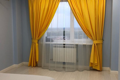 Свежая идея для дизайна: хозяйская спальня среднего размера в средиземноморском стиле с синими стенами и полом из ламината - отличное фото интерьера