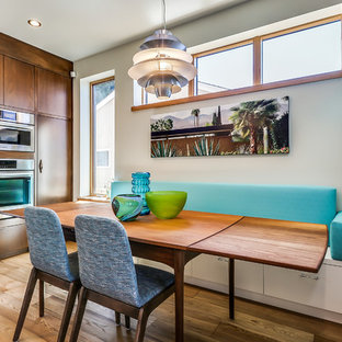 カルガリーの中サイズのミッドセンチュリースタイルのLDKの画像 (無垢フローリング、茶色い床)