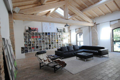Idee per un ampio soggiorno country stile loft con pareti bianche