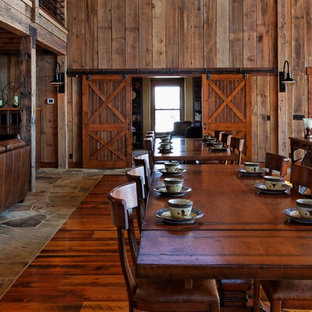 オマハの巨大なラスティックスタイルのLDKの画像 (ベージュの壁、濃色無垢フローリング)