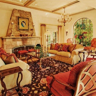 Mediterranes Wohnzimmer mit Kaminsims aus Stein in Seattle