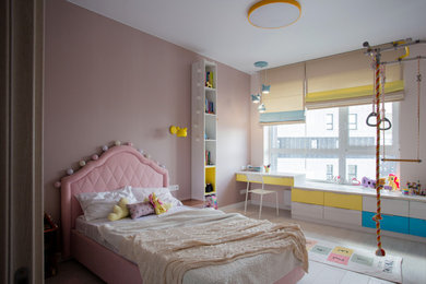 Стильный дизайн: детская среднего размера: освещение в современном стиле с розовыми стенами, полом из ламината, бежевым полом и обоями на стенах для ребенка от 4 до 10 лет, девочки - последний тренд