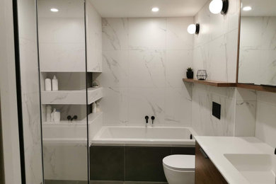 モントリオールにある高級な中くらいなおしゃれなバスルーム (浴槽なし) (洗面台1つ、フローティング洗面台) の写真