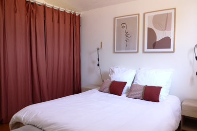 Inspiration pour une chambre design avec un mur blanc, parquet foncé et un sol marron.